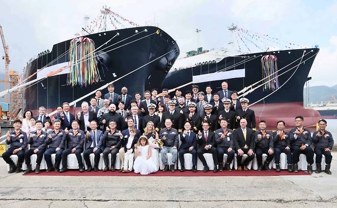 김정관 산업통상자원부 장관이 경남 거제시에 소재한 한화오션 거제사업장을 방문해 2척의 초대형 액화천연가스(LNG) 운반선 명명식에서 관계자들과 기념 촬영을 하고 있다.(ⓒ뉴스1, 산업통상자원부 제공, 무단 전재-재배포 금지)