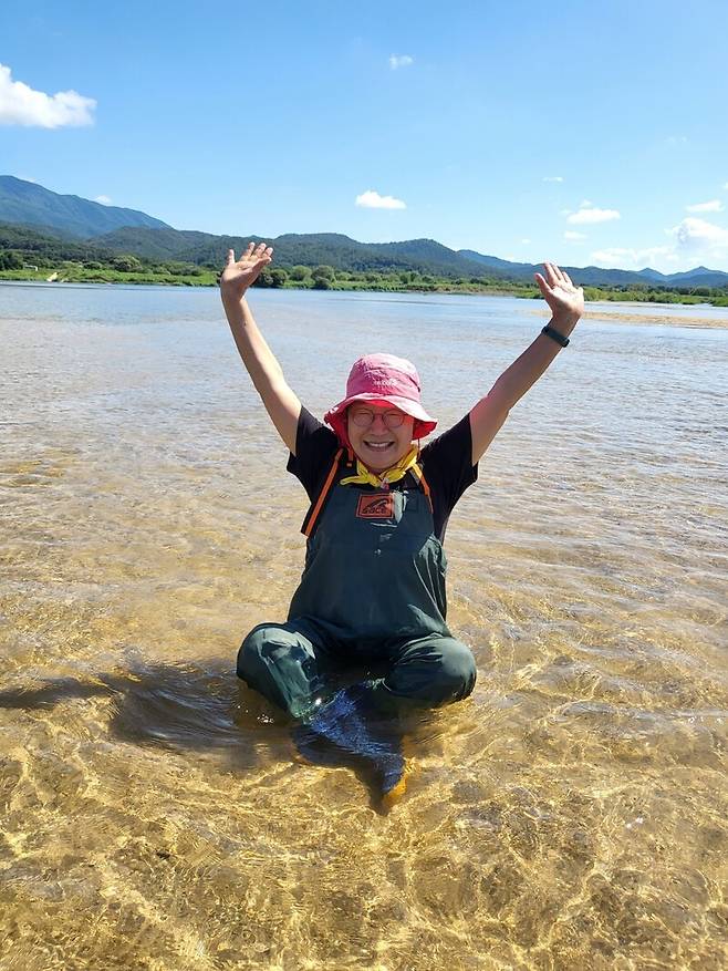 5일 한 환경운동가가 감천-낙동강 합류부의 맑은 모래강에 들어가 만세를 부르며 즐거워하고 있다. 환경운동연합 제공