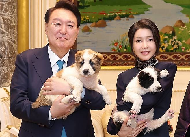 윤석열 전 대통령 부부가 2024년 6월10일(현지시각) 투르크메니스탄 아시가바트 한 호텔에서 열린 국빈만찬에서 투르크메니스탄 국견인 알라바이를 안고 기념촬영을 하고 있다. 대통령실사진기자단