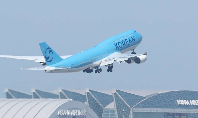 미국 조지아주 현대차그룹-LG에너지솔루션 배터리 합작 공장 건설 현장에서 구금된 한국인들을 태울 대한항공 전세기가 10일 오전 인천국제공항 2터미널 계류장에서 이륙하고 있다. 공항사진기자단