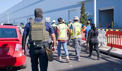 미국 이민세관단속국이 지난 4일(현지시각) 조지아주 현대차-엘지에너지솔루션의 배터리 공장 건설현장에서 불법 체류자 단속을 벌이고 있다. 이민세관단속국 홈페이지 캡처. 연합뉴스