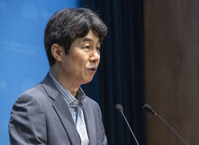 윤건영 더불어민주당 의원이 지난 8일 국회에서 ‘12.3 계엄 당시 국정원 인력 파견 및 조사팀 구성 검토 확인\' 기자회견을 하고 있다. 연합뉴스