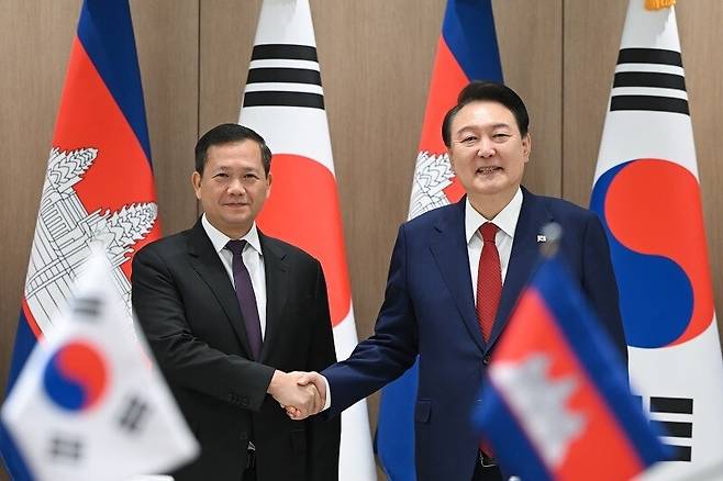 윤석열은 2024년 5월16일 용산 대통령실 청사에서 열린 한-캄보디아 정상회담에서 훈 마네트 캄보디아 총리를 만났다. 한국의 캄보디아 대외경제협력기금(EDCF) 지원을 두고 각종 논란이 제기되고 있다. 대통령실통신사진기자단