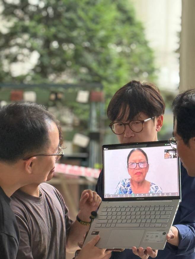 2025년 8월13일 서울고등법원이 ‘하미 학살을 진실·화해를위한과거사정리위원회가 조사할 의무가 없다’고 판결하자, 베트남전쟁 당시 한국군에 의한 하미마을 학살 피해자 응우옌티탄이 화상으로 입장을 밝히고 있다. 임재성 제공