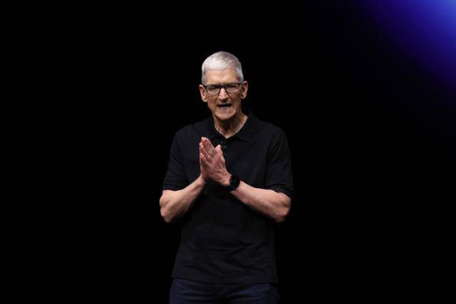 팀 쿡 애플 최고경영자(CEO)가 9일 미국 캘리포니아주 쿠퍼티노에 위치한 애플파크 캠퍼스에서 열린 아이폰17 시리즈 공개 행사에서 발표하고 있다. 쿠퍼티노=EPA 연합뉴스