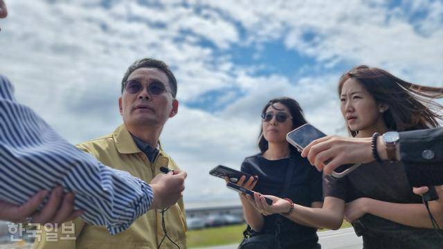 조기중(맨 왼쪽) 워싱턴 총영사가 9일 한국인 300여 명이 구금돼 있는 미국 조지아주 포크스턴 디레이 제임스 교정 시설 앞에서 취재진 질문에 대답하고 있다. 포크스턴=권경성 특파원