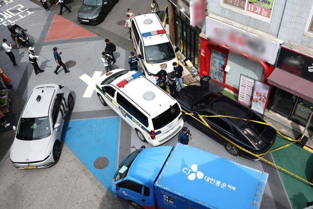 3일 흉기난동 사건이 발생한 서울 관악구 조원동의 한 주택가에서 경찰이 현장을 조사하고 있다. 뉴스1