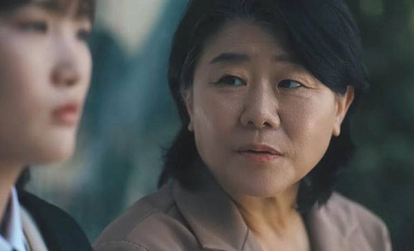 자살 예방 공익광고에 출연한 배우 이정은./사진=연합뉴스