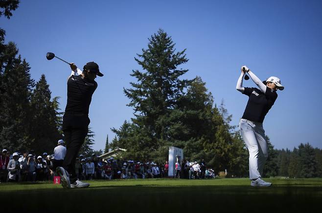<yonhap photo-1713="">LPGA 투어 대회에 나선 일본의 사소 유코와 한국의 고진영이 연습 스윙을 하는 모습.&nbsp; &nbsp; AP=연합뉴스</yonhap>