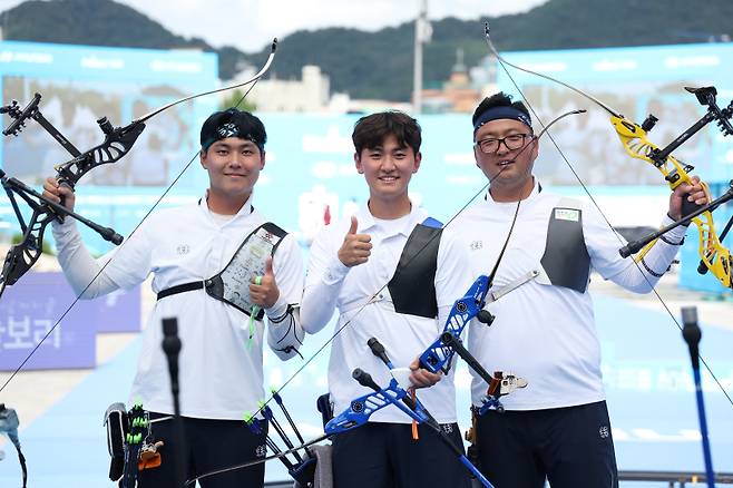 <yonhap photo-5026=""> 기념 촬영하는 이우석, 김제덕, 김우진 (광주=연합뉴스) 김성민 기자 = 10일 광주 남구 광주국제양궁장에서 열린 2025 세계양궁선수권대회 리커브 남자 단체전 결승에서 이우석(왼쪽부터), 김제덕, 김우진이 기념 촬영하고 있다. 2025.9.10 ksm7976@yna.co.kr/2025-09-10 15:46:39/ <저작권자 ⓒ 1980-2025 ㈜연합뉴스. 무단 전재 재배포 금지, AI 학습 및 활용 금지></yonhap>