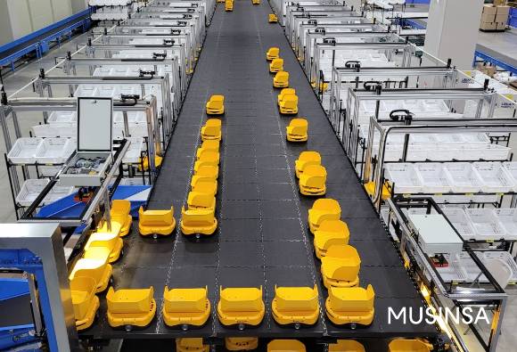 무신사 로지스틱스 여주 3센터에 합포장에 특화된 물류로봇이 가동하는 모습. [사진=무신사]