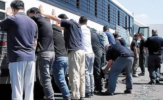 미국 이민 단속 당국이 홈페이지를 통해 지난 4일(현지시간) 조지아주 현대차그룹-LG에너지솔루션의 합작 배터리 공장 건설현장에서 벌인 불법체류?고용 단속 현장 영상을 홈페이지를 통해 공개했다. ICE 홈페이지 영상 캡쳐=연합뉴스