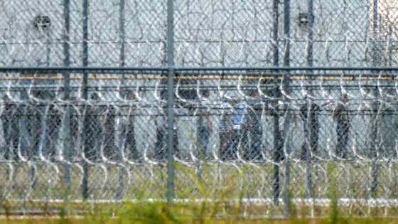 지난 6일 미국 조지아주 포크스턴 구치소에 수감된 현대차-LG에너지솔루션 배터리공장 건설 현장 직원들이 당국자 인솔에 따라 줄지어 이동하고 있다. 강태화 기자