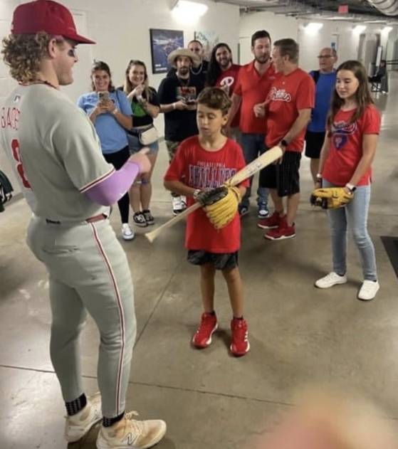 필라델피아 필리스 소속 해리슨 베이더(왼쪽)가 6일 경기가 끝난 뒤 홈런볼을 뺏겨 우울한 링컨 팰웰과 가족을 라커룸으로 초청해 서명한 야구 배트를 선물했다. SNS 캡처