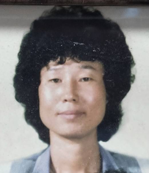 최말자 할머니댁 한켠에 자리한 빛바랜 사진 속에 그의 젊은 시절 모습. 김민정 기자
