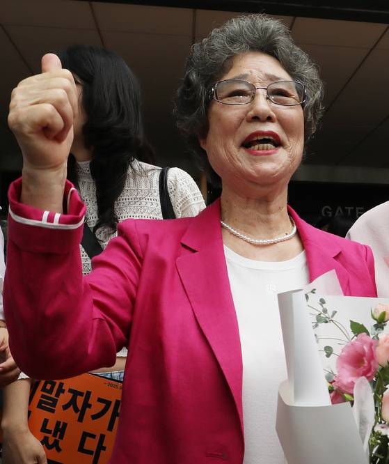 61년 전 성폭행을 시도하는 남성의 혀를 깨물어 유죄 판결을 받았던 최말자 씨가 10일 부산 연제구 부산지법에서 열린 재심 선고공판에서 무죄를 선고받은 뒤 법정을 나서며 엄지를 치켜세우고 있다. 송봉근 기자