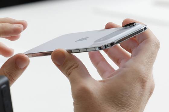 9일(현지시간) 미국 캘리포니아 쿠퍼티노의 애플 파크에서 열린 신제품 공개 행사에서 사람들이 새로 공개된 아이폰17 에어를 체험하고 있다. EPA=연합뉴스