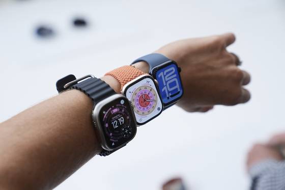 9일(현지시간) 캘리포니아 쿠퍼티노의 애플 파크에서 열린 신제품 발표 행사에서 애플워치들이 전시됐다. AP=연합뉴스