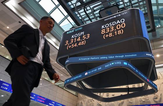 10일 여의도 한국거래소 전광판에 코스피 종가가 전일 대비 1.67% 상승한 3314.53을 나타내고 있다. 코스피는 종가 기준 처음으로 3310선을 돌파하며 2021년 7월 6일(종가 3305.21) 이후 역대 최고치를 경신했다. 뉴스1