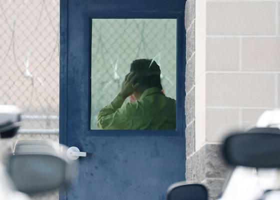 조기중 워싱턴 총영사가 9일(현지시간) 미국 당국의 이민단속으로 체포된 현대차-LG엔솔 배터리공장 건설 현장 직원들이 수감돼 있는 조지아주 포크스턴의 이민세관단속국(ICE) 구금시설 인근에서 통화를 하고 있다. 연합뉴스