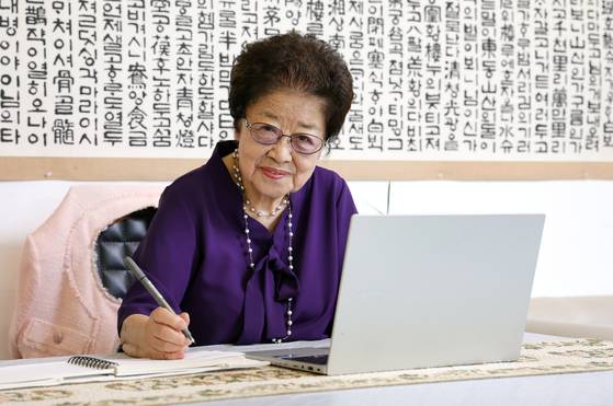 강인숙 영인문학관장이 지난달 28일 오후 서울 평창동 영인문학관에서 노트북 앞에서 작업을 하고 있다. 강정현 기자