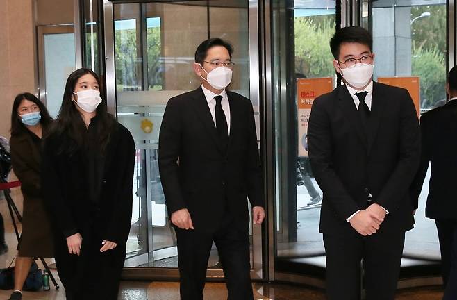 이재용 삼성전자 회장과 딸 이원주, 아들 이지호가 2020년 10월 25일 서울 강남구 삼성서울병원 장례식장에 마련된 故 이건희 삼성그룹 회장의 빈소로 이동하고 있다. 사진=신경훈 한국경제신문 기자