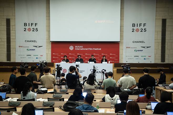 김영덕 부산국제영화제 마켓위원장(왼쪽부터), 박광수 이사장, 정한석 집행위원장, 박가언 수석 프로그래머가 지난달 26일 서울 중구 대한상공회의소에서 열린 제30회 부산국제영화제 개최 기자회견에서 인사말을 하고 있다. 연합뉴스