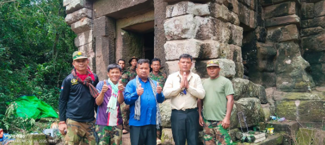 지난 7월30일 캄보디아 온라인 매체 TSP 68 TV 소속 기자인 폰 소프레압(왼쪽)과 프레압 피아(오른쪽)가 캄보디아 군인들과 사원 앞에서 사진을 찍고 있다. 타이포스트 홈페이지 캡처