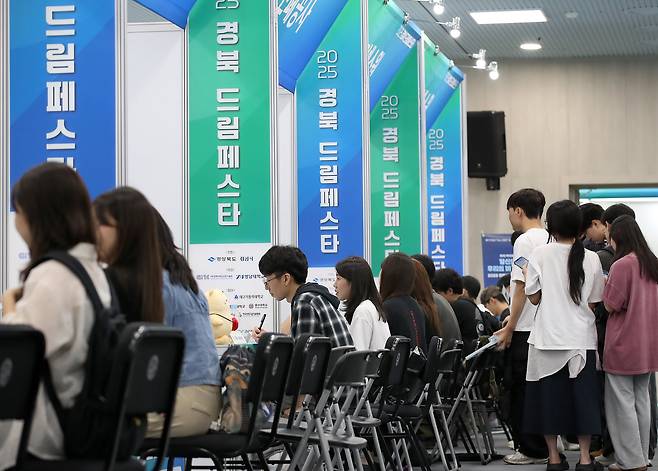 Job seekers speak with company representatives at a job fair at Yeungnam University in Gyeongsan, North Gyeongsang on Sept. 9. [NEWS1]