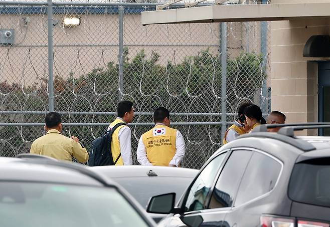 Korean Embassy officials leave an Immigration and Customs Enforcement detention facility in Folkston, Georgia, on Sept. 8 after holding talks regarding LG Energy Solution and Hyundai Motor battery plant construction workers who were arrested in an immigration raid. [YONHAP]