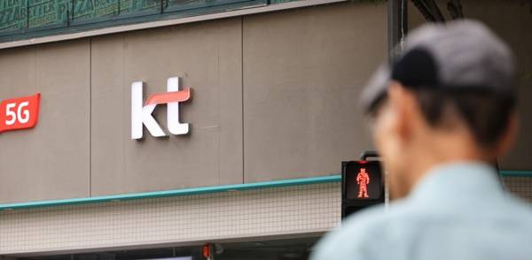 9일 한 시민이 서울 KT 판매점 앞을 지나고 있다. KT 가입자들의 집단 소액결제 피해가 발생한 가운데 이번 사건이 결제 카드 정보 도난 등 2차 피해로 이어질 수 있다는 전문가 경고가 나왔다. 연합뉴스