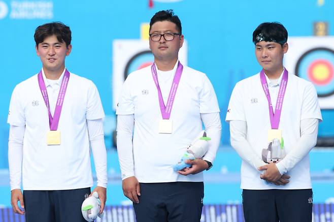 (왼쪽부터) 김제덕, 김우진, 이우석이 10일 광주 동구 국립아시아문화전당 5·18민주광장에서 열린 2025 세계양궁선수권대회 리커브 남자 단체전 결승에서 금메달을 목에 걸고 있다. 연합뉴스