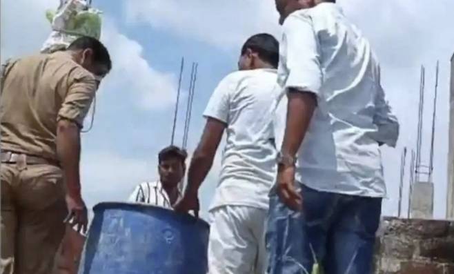 인도에서 야생 원숭이 무리가 집에 침입한 뒤 생후 2개월 된 아기를 납치해 익사시킨 사건이 발생했다. 인도 더선 캡처