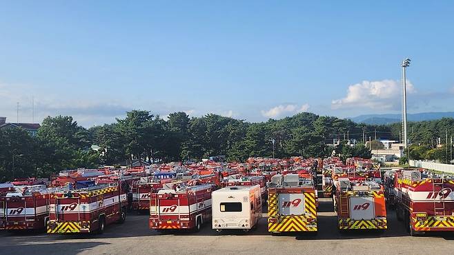 10일 오전 강원도 강릉 강북공설운동장에 급수지원을 위한 소방차량 수십여대가 집결해 있다. 강원도소방본부 제공