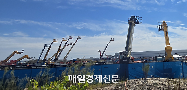 9일 오후(현지시간) 미국 조지아주 엘러벨의 현대차그룹·LG에너지솔루션 합작 배터리 공장(HLGA 배터리공장) 건설현장에서 고공작업을 위한 작업 차량들이 덩그러니 놓여있다. [엘러밸 최승진 특파원]