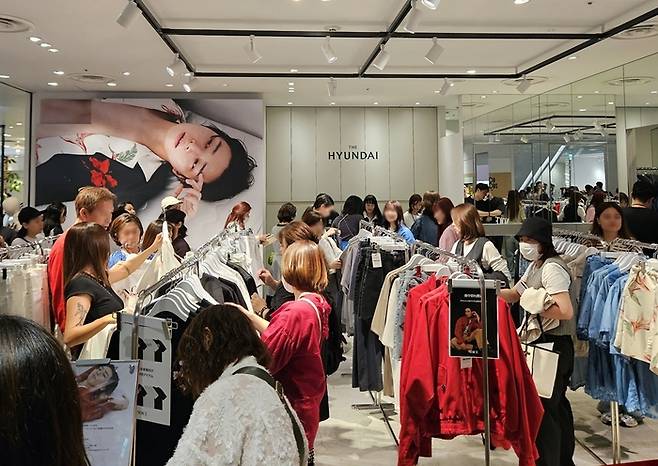 지난해 현대백화점이 일본 도쿄 쇼핑몰 파르코 시부야점에서 진행한 더현대 글로벌 팝업스토어가 고객들로 붐비고 있다. [사진 = 현대백화점 제공]