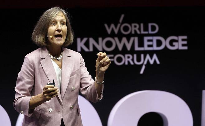 '도파미네이션' 저자 애나 렘키 미국 스탠퍼드 교수가 10일 서울 장충아레나에서 열린 세계지식포럼 '멈출 수 없는 쾌락, 도파민의 역설' 오픈세션에서 강연하고 있다. 김호영 기자