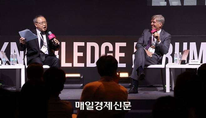 윌리엄 리 밀컨연구소 수석이코노미스트(왼쪽)와 래리 해서웨이 프랭클린템플턴 리서치센터 글로벌 투자전략가가 10일 세계지식포럼 ‘글로벌 이코노미 아웃룩 2026’ 세션에서 세계 경제 전망을 주제로 토론을 벌이고 있다. 한주형 기자