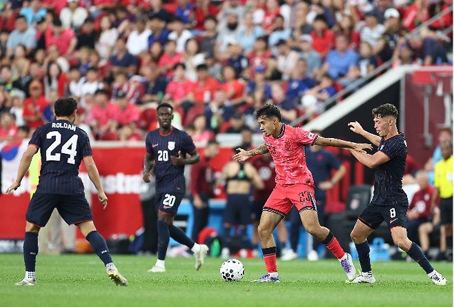 6일(현지시간) 미국 뉴저지주 해리슨 스포츠일러스트레이티드 스타디움에서 열린 한국 대 미국 친선경기에서 대표팀에 첫 발탁된 옌스 카스트로프가 드리블 돌파를 하고 있다. 사진=연합뉴스 제공