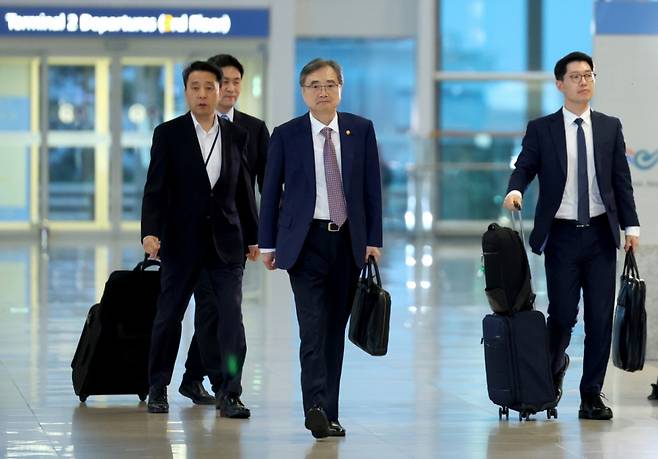 조현 외교부 장관이 미국 이민당국의 불법체류 단속으로 구금된 한국인 300여명의 석방절차를 마무리짓기 위해 8일 인천국제공항 제2터미널에서 워싱턴DC로 출국하고 있다.   [인천공항=뉴시스]