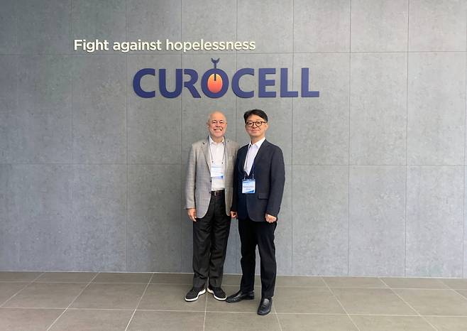 데이비드 플로레스 바이오센추리 CEO와 김건수 큐로셀 대표가 지난 9일 대전 둔곡지구에 위치한 큐로셀 본사에서 연구소와 제조 시설을 둘러본 뒤 기념사진을 촬영하고 있다. /사진제공=큐로셀