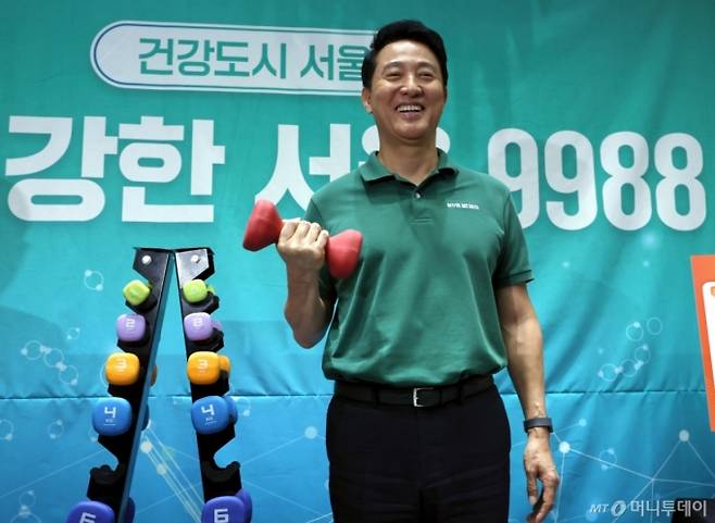 (서울=뉴스1) 박정호 기자 = 오세훈 서울시장이 10일 오전 서울 중구 서울시청에서 건강도시 서울 종합계획 '더 건강한 서울 9988' 발표에 앞서 덤벨을 들어 포즈를 취하고 있다. 서울시는 2030년까지 시민 건강수명을 3세 늘리고 성인 운동 실천율을 3%포인트 높이겠다는 목표 등을 위해 이번 계획에 365일 운동하는 도시, 건강한 먹거리 도시, 어르신 건강노화 도시, 건강도시 디자인 등 4대 과제, 14개 핵심사업을 담았다. 2025.9.10/뉴스1 Copyright (C) 뉴스1. All rights reserved. 무단 전재 및 재배포, AI학습 이용 금지. /사진=(서울=뉴스1) 박정호 기자