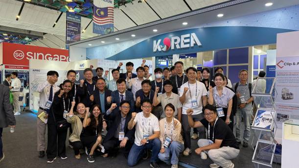 한국전력소자산업협회 및 협회 기업 관계자들이 '세미콘 인디아 2025' 내 마련된 한국관 앞에서 기념 촬영 중이다/사진제공=한국전력소자산업협회