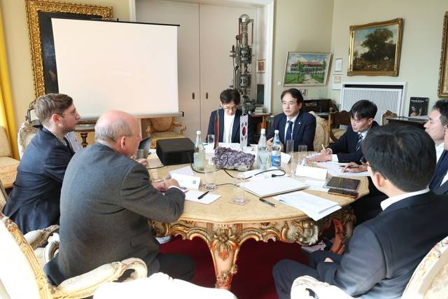 이동환 고양시장이 폰 아르덴네 연구소 관계자들과 면담하고 있다. 고양시 제공