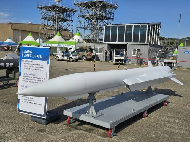 국방과학연구소(ADD)가 2024년 10월 24일 사천에어쇼에서  개발 중인 ‘초음속 공대지 미사일’의 실물 시험모델을 최초 공개한 모습. ‘초음속 공대지 미사일’은 FA-50 등 항공기에 탑재돼 적 지상 핵심표적을 공격하는 장거리 정밀유도 미사일이다. 국방과학연구소 제공
