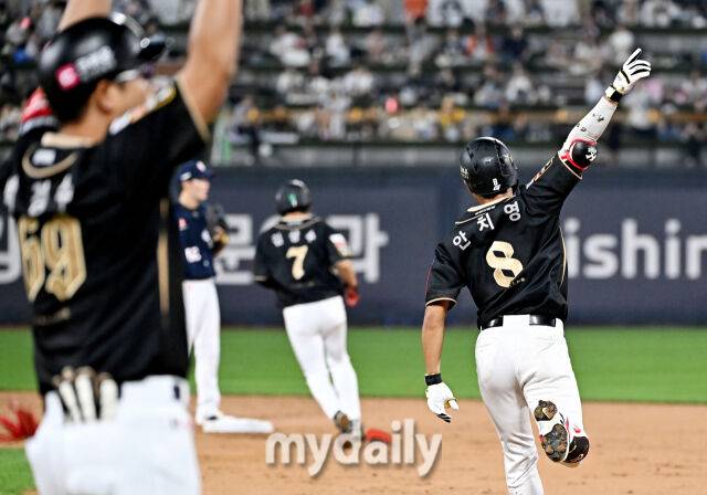 9일 오후 경기도 수원시 조원동 수원KT위즈파크에서 열린 '2025 프로야구 KBO리그' KT위즈와 두산베어스의 경기. KT 안치영이 3회말 2사 1루서 2점 홈런을 터뜨린 뒤 포효하고 있다./수원=송일섭 기자