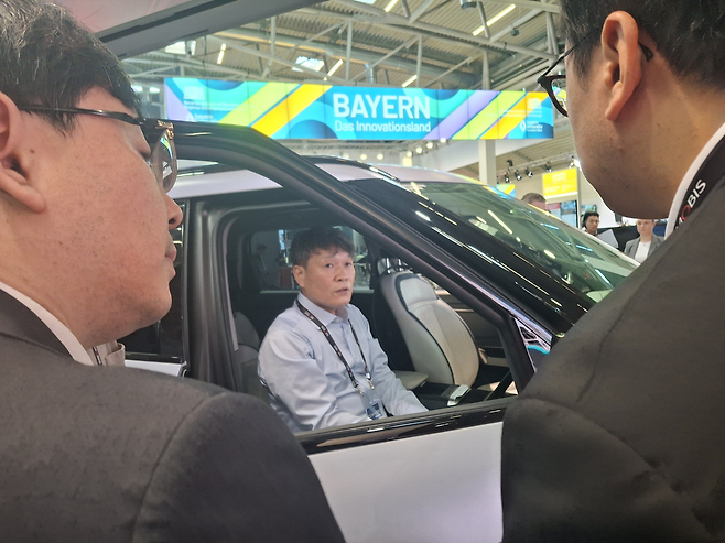 이규석 현대모비스 사장이 8일(현지시간) 뮌헨에서 열린 IAA 2025 현대모비스 부스에 전시된 차량에 앉아 관계자들과 대화를 나누고 있다. [뮌헨=김성우 기자]