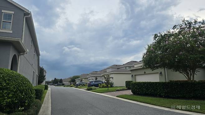 플로리다주 윈터가든시에 위치한 고급 주거단지 Waterleigh 바깥 모습. 반려견 산책을 하는 집주인들의 모습이 다수 눈에 띈다. 홍승희 기자