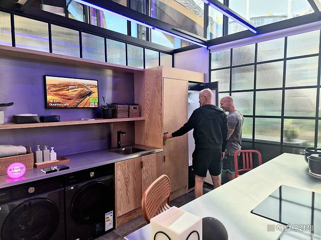 영국 런던 ‘삼성 킹스크로스’ 매장 내 ‘에너지 세이빙’ 존을 방문객들이 둘러보는 모습. 런던=김현일 기자