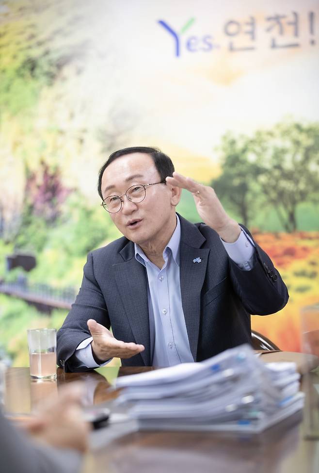 김덕현 경기 연천군수가 최근 연천군청 내 군수실에서 헤럴드경제와 인터뷰하고 있다, 그는 “연천이 직면한 ‘수도권 역차별 문제’를 해결해야 한다”고 했다.   [연천군 제공]
